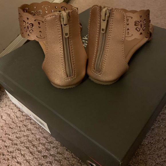 Delias shoes rose gold little girl sandals - Picture 6 of 8
